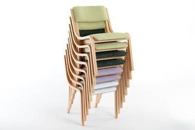 Desinfizierbare Holzstühle mit Polster